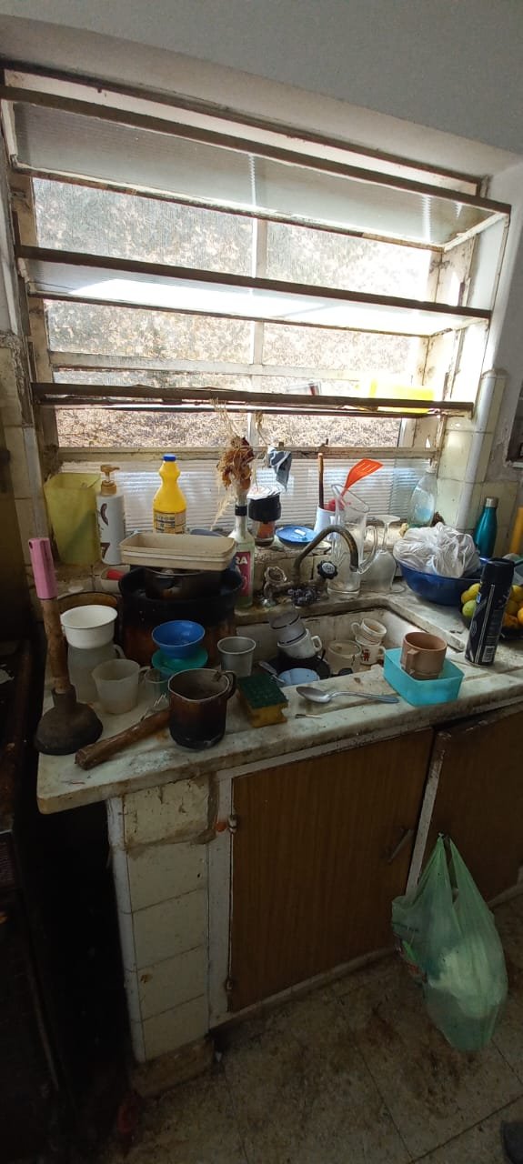 Cocina antes de la intervención de limpieza y reorganización